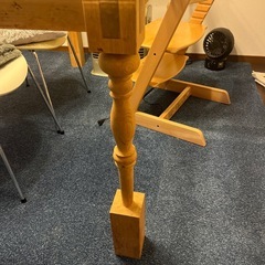 木製フレームガラス天板テーブルの画像