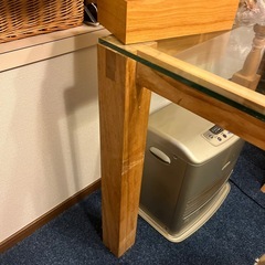 木製フレームガラス天板テーブルの画像