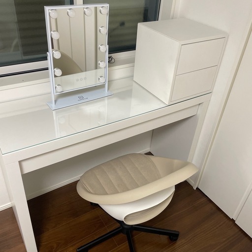 ドレッサー・チェア・キャビネット・化粧ミラーの4点セット