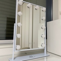 ドレッサー・チェア・キャビネット・化粧ミラーの4点セットの画像