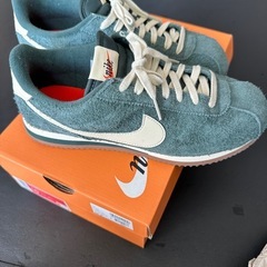 【新品・未使用・タグ付き】NIKE W CORTEZ VNTG “VINTAGE GREEN/MUSLIN” 27cm（メンズUS10 / ウィメンズ27cm）の画像