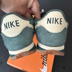 【新品・未使用・タグ付き】NIKE W CORTEZ VNTG “VINTAGE GREEN/MUSLIN” 27cm（メンズUS10 / ウィメンズ27cm）の画像