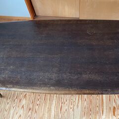 ダイニングテーブル　大きめ広々でゆったり　温かみのある木製の画像