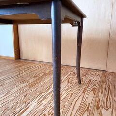 ダイニングテーブル　大きめ広々でゆったり　温かみのある木製の画像