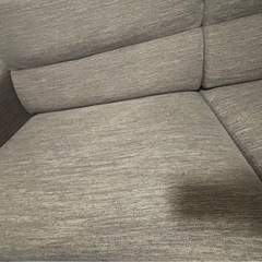 ニトリ、グレーのカウチソファとオットマンの画像