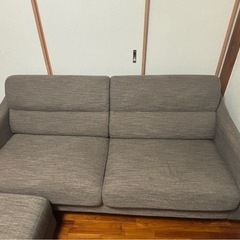 ニトリ、グレーのカウチソファとオットマンの画像