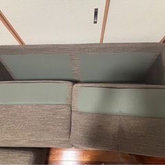 ニトリ、グレーのカウチソファとオットマンの画像