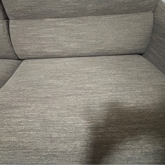 ニトリ、グレーのカウチソファとオットマンの画像