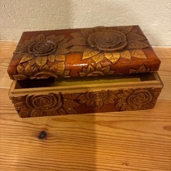 木彫りの箱の画像