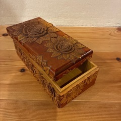 木彫りの箱の画像