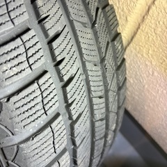 バリ溝！　スタッドレスタイヤホイールセット！　17インチ　2022年製　215/50/r17 pcd 114.3/100 5穴　momo NORTH POLE W2 スタッドレスの画像