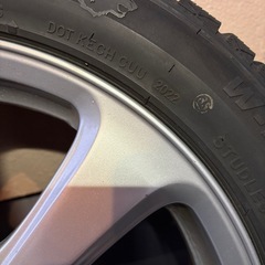 バリ溝！　スタッドレスタイヤホイールセット！　17インチ　2022年製　215/50/r17 pcd 114.3/100 5穴　momo NORTH POLE W2 スタッドレスの画像