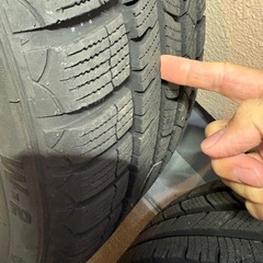 バリ溝！　スタッドレスタイヤホイールセット！　17インチ　2022年製　215/50/r17 pcd 114.3/100 5穴　momo NORTH POLE W2 スタッドレスの画像