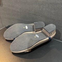 新品未使用 グレージュ×ネイビーのパンプス Mの画像