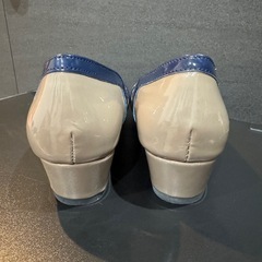 新品未使用 グレージュ×ネイビーのパンプス Mの画像