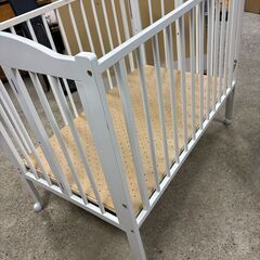 折りたたみ可能 ホワイト木製ベビーベッド（キャスター付き）の画像