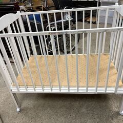 折りたたみ可能 ホワイト木製ベビーベッド（キャスター付き）の画像