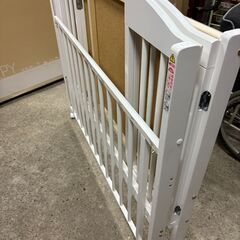 折りたたみ可能 ホワイト木製ベビーベッド（キャスター付き）の画像