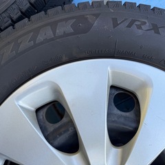  スタッドレスタイヤセット
１７５/６５Ｒ１５ トヨタアクア純正スチールホイールに 2023年製 ブリヂストンブリザック装着。 タイヤ溝バリ山！の画像