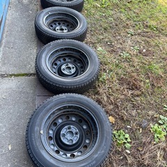  スタッドレスタイヤセット
１７５/６５Ｒ１５ トヨタアクア純正スチールホイールに 2023年製 ブリヂストンブリザック装着。 タイヤ溝バリ山！の画像
