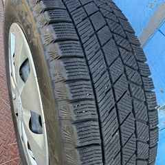 スタッドレスタイヤセット
１７５/６５Ｒ１５ トヨタアクア純正スチールホイールに 2023年製 ブリヂストンブリザック装着。 タイヤ溝バリ山！の画像
