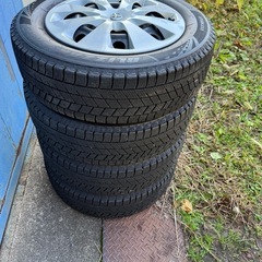  スタッドレスタイヤセット
１７５/６５Ｒ１５ トヨタアクア純正スチールホイールに 2023年製 ブリヂストンブリザック装着。 タイヤ溝バリ山！の画像