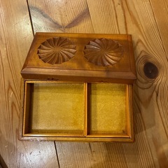 木彫りの小物入れの画像