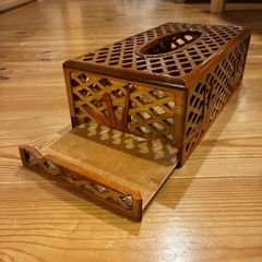 木彫りのティッシュケース（お話し中）の画像