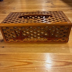 木彫りのティッシュケース（お話し中）の画像