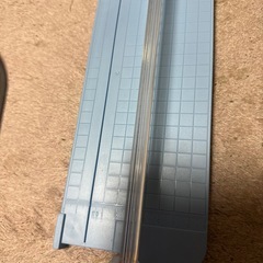 紙を切る文具の画像
