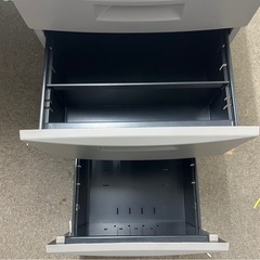 【特価】オフィスデスク　鍵付き　事務机　引き出し両方についています　残り1台　オフィス家具　の画像