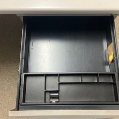 【特価】オフィスデスク　鍵付き　事務机　引き出し両方についています　残り1台　オフィス家具　の画像