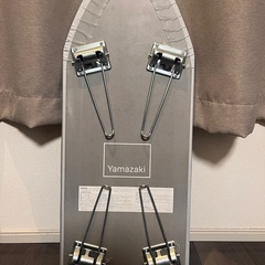 アイロンとアイロン台の画像