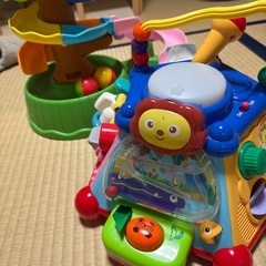 英語の音が流れるタワーと手遊びおもちゃの画像