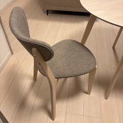 ダイニングテーブルセットと椅子二脚　　の画像