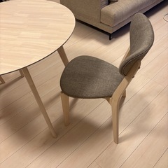 ダイニングテーブルセットと椅子二脚　　の画像