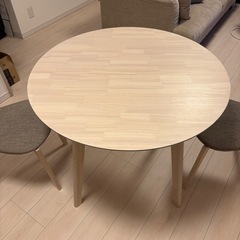 ダイニングテーブルセットと椅子二脚　　の画像