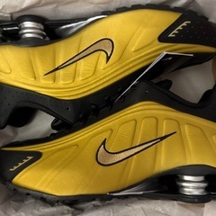 ナイキ ショックス R4 ゴールド ブラック 27.5cm 新品の画像