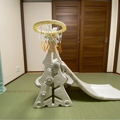 室内遊具　滑り台　ブランコ　バスケットゴールの画像