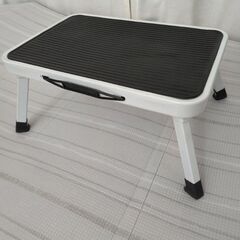 折りたたみ式の踏み台　金属製の画像