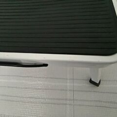 折りたたみ式の踏み台　金属製の画像