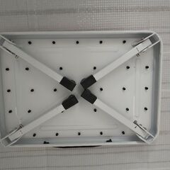 折りたたみ式の踏み台　金属製の画像