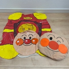 アンパンマン膝掛けと浮き輪の画像