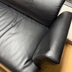 2人掛けソファ、黒のレザーソファの画像