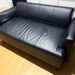 2人掛けソファ、黒のレザーソファの画像
