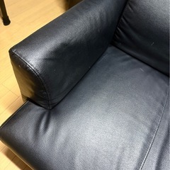2人掛けソファ、黒のレザーソファの画像