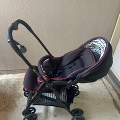 ミッキーマウスのベビーカーの画像