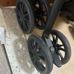 ミッキーマウスのベビーカーの画像