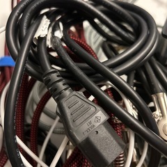 シールド、ケーブル、ガジェットなど多数の画像