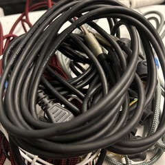 シールド、ケーブル、ガジェットなど多数の画像